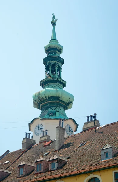 Spits van de toren van st. michael gate, bratislava — Stockfoto