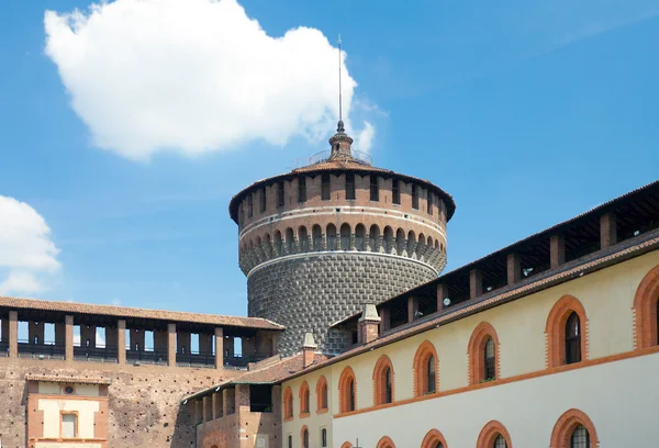 角塔从院子里的斯福尔扎城堡，米兰，意大利的视图 — 图库照片