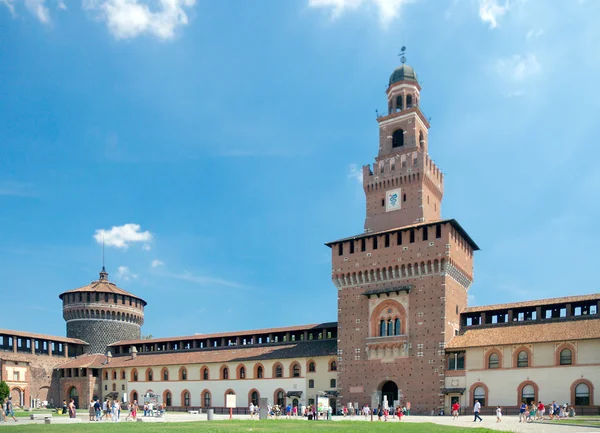 Двор замка Сфорца, Милан, Италия — стоковое фото
