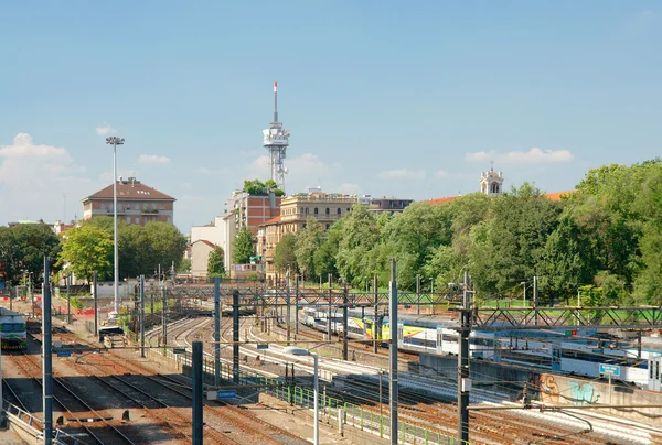 Sposoby dostępu do stacji kolejowej. Milan, Włochy — Zdjęcie stockowe