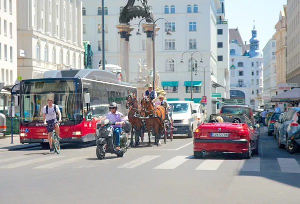 Różnych pojazdów na stephansplatz, Wiedeń, austria — Zdjęcie stockowe