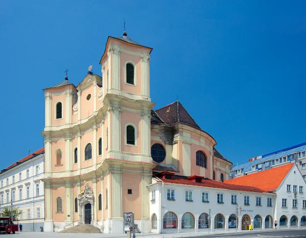 Side view of Trinitarian Church and the passers-by on the street — Stock Photo, Image