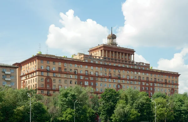 Casa residencial de 11 andares em Kosmodamianskaya Embankment, Mosc — Fotografia de Stock
