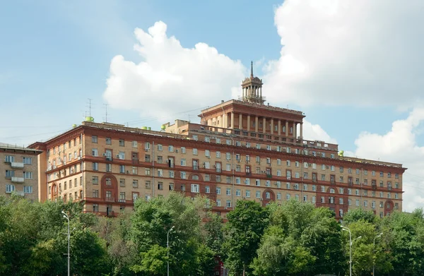 11-storey residential house on Kosmodamianskaya Embankment, Mosc — Stock Photo, Image