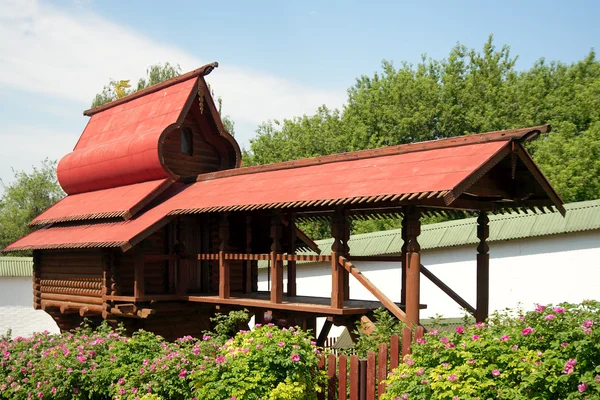 Klostervoliere in St. boris und gleb kloster, dmitrov t — Stockfoto