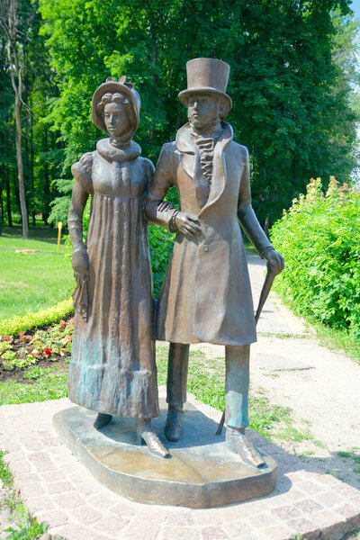 Пара молодых дворян на прогулке
