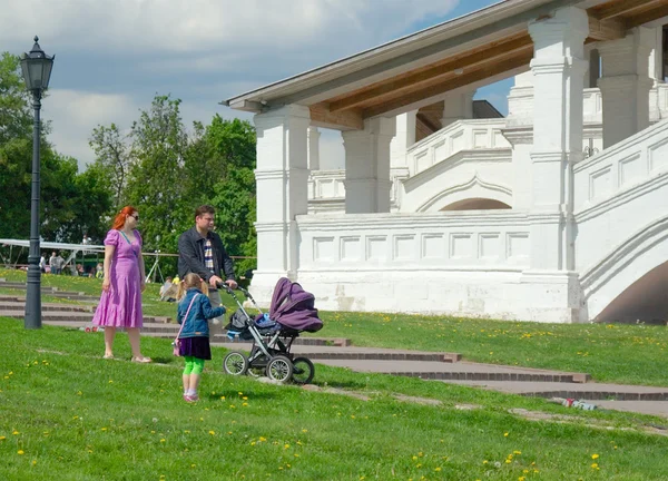 Молодая пара с двумя детьми возле церковного крыльца — стоковое фото