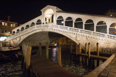 Venedik, İtalya, 28 Ocak 2020 gece Rialto Köprüsü 'nün hatırlatıcı görüntüsü, şehrin en ünlü sembollerinden biri.