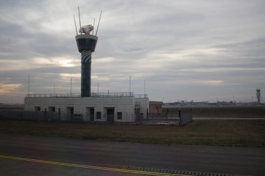 20.12.27 Milano Malpensa Aeroporto, torre di controllo vista da un aereo in decollo20.27 Milan Malpensa Havaalanı, kontrol kulesi.