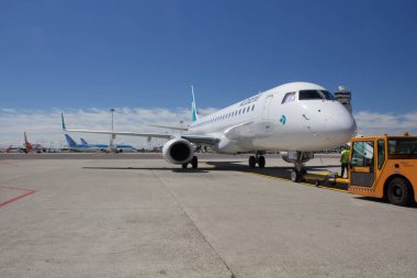 2021.06.06 Milan Malpensa Havalimanı, Lufthansa Grubu 'nun Air Dolomiti Havayolları, kalkış bölgesine ulaşması için hareket eden uçağın hatırlatıcı görüntüsü.