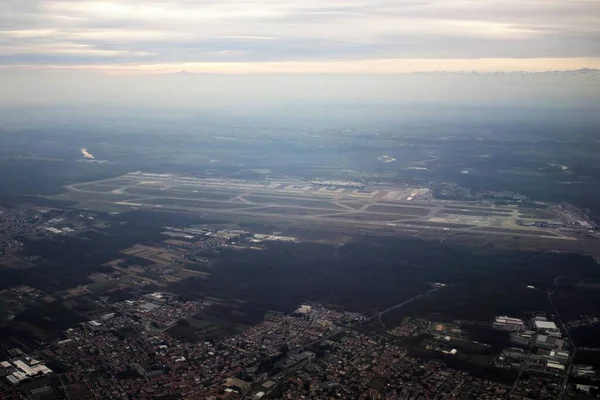 2020 Aeroporto Milão Malpensa Através Aeroporto Com Pistas Descolagem Aterragem — Fotografia de Stock