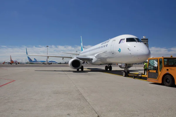 2021.06.06 Milan Malpensa Havalimanı, Lufthansa Grubu 'nun Air Dolomiti Havayolları, kalkış bölgesine ulaşması için hareket eden uçağın hatırlatıcı görüntüsü.