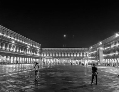 Venedik, İtalya, 27 Ocak 2020 Piazza San Marco 'nun gece bazilikalı siyah beyaz görüntüsü.