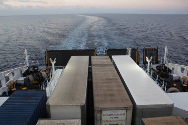 Yelken açarken pervane açıkken planlanmış bir feribotun kıç tarafı.