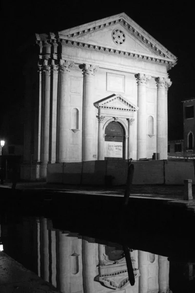 Benátky Itálie Ledna 2020 Evokativní Černobílý Obraz Fasády Kostela Benátkách — Stock fotografie