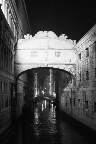 Benátky Itálie Ledna 2020 Evokativní Černobílý Obraz Bridge Sighs Jednoho — Stock fotografie