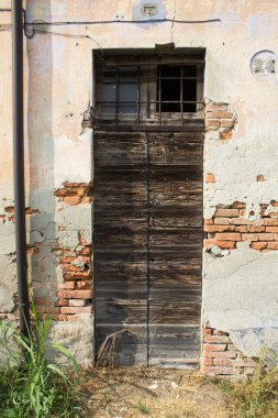 Bir kır evinin kapalı ahşap kapısının anımsatıcı görüntüsü.