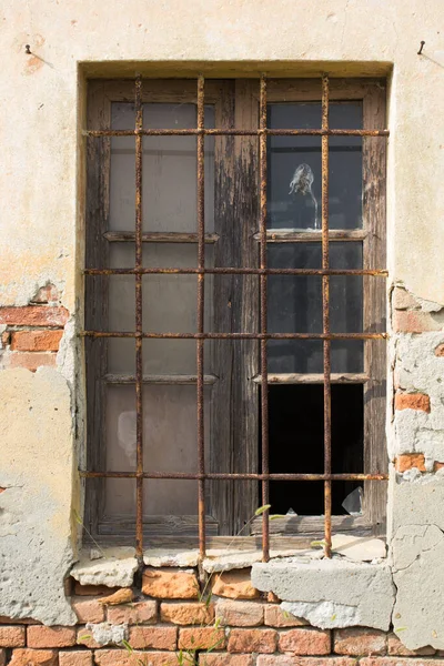 Evokující Obraz Starého Okna Venkovského Domu Rozbitým Sklem Mříží — Stock fotografie