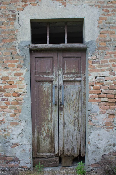 Evocadora Imagen Vieja Puerta Madera Cerrada Una Casa Campo — Foto de Stock