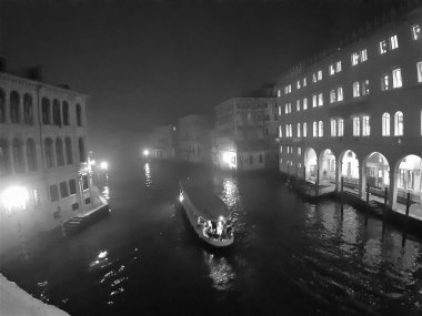 Venedik, İtalya, 27 Ocak 2020 Büyük Kanal 'ın gece siyah beyaz görüntüsü. 
