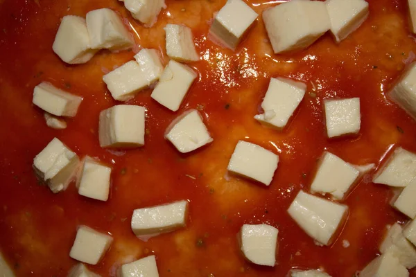 Imagem Evocativa Pizza Caseira Com Tomate Mozzarellaready Para Assar Forno — Fotografia de Stock