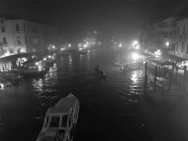 Venedik, İtalya, 27 Ocak 2020 Büyük Kanal 'ın gece siyah beyaz görüntüsü. 