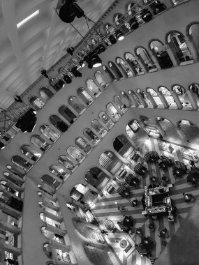 Venedik, İtalya, 28 Ocak 2020 Fondaco dei Tedeschi sarayının iç kısmının siyah beyaz görüntüsü. 