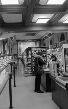 Venedik, İtalya, 28 Ocak 2020. Şimdi dönüştürülmüş olan İtalyan Tiyatrosu 'nun iç mekanının hatırlatıcı beyaz görüntüsü. Küçük bir süpermarket. 