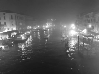 Venedik, İtalya, 27 Ocak 2020 Büyük Kanal 'ın gece siyah beyaz görüntüsü. 