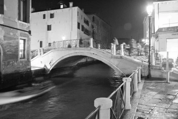 ヴェネツィア イタリア 2020年1月28日1つの呼び出しを相互に接続する橋の魅惑的な黒と白のイメージを通過するボートで — ストック写真