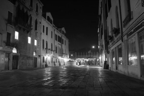 ヴェネツィア イタリア 2020年1月28日刺激的な黒と白の画像カンポ サンタ ソフィア夜 — ストック写真