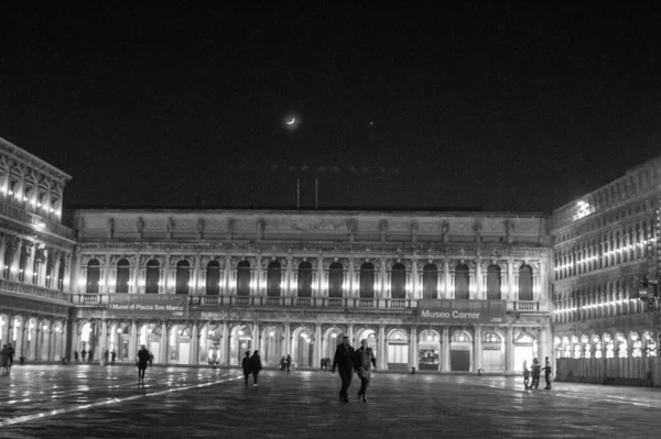 意大利威尼斯 2020年1月28日 让人联想起圣马科广场与大教堂在夜晚的黑白画面 — 图库照片