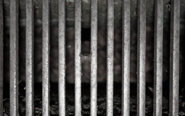 Запоминающееся Черно Белое Текстурное Изображение Подземной Вертикальной Железной Решетки — стоковое фото