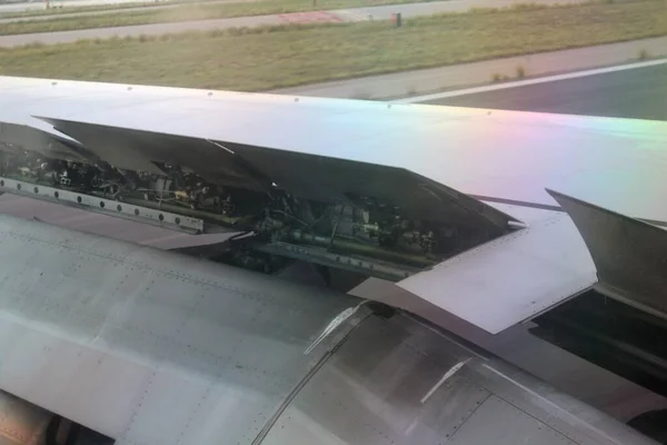 Detalhe Asa Avião Com Abas Movimento Durante Aterragem — Fotografia de Stock