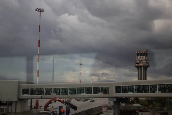 Evocadora Imagen Zona Embarque Aeropuerto Con Mal Tiempo Control Fondo —  Fotos de Stock