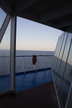 Bir feribotun cankurtaran halatının canlandırıcı görüntüsü. Arka planda deniz var.