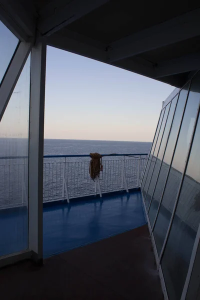 背景の海と一緒に使うフェリーの生命線のようなイメージです — ストック写真