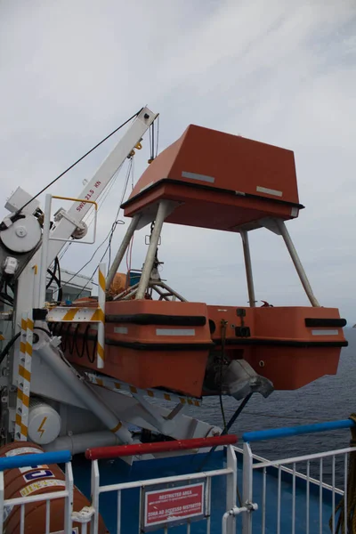 Evocadora Imagen Del Bote Salvavidas Ferry Programado Mientras Navega Con — Foto de Stock