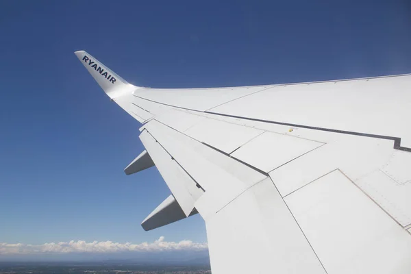 2011 06ミラノ マルペンサ空港 イタリアへの飛行中の格安航空会社 離陸中の飛行機の翼のビュー — ストック写真