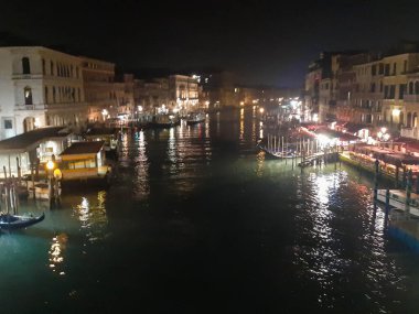 Venedik, İtalya, 28 Ocak 2020. Rialto Köprüsü 'nden görülen Büyük Kanal' ın hatırlatıcı gece görüntüsü.