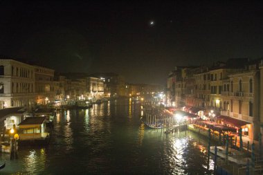 Venedik, İtalya, 28 Ocak 2020. Rialto Köprüsü 'nden görülen Büyük Kanal' ın hatırlatıcı gece görüntüsü.