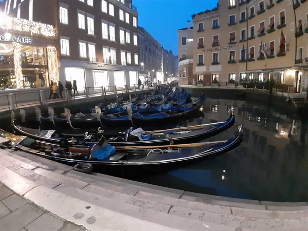 Veneza Itália Janeiro 2020 Canal Típico Veneza Com Gôndolas Ancoradas — Fotografia de Stock
