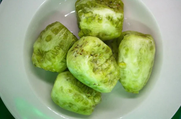 Green Prickly Pears Peeled Placed White Dish Ready Savored — Foto de Stock