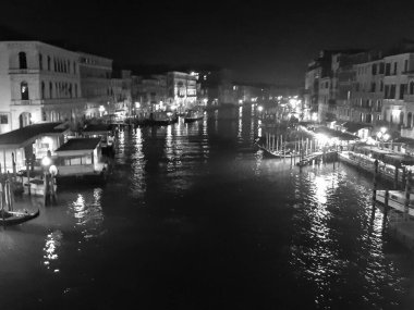 Venedik, İtalya, 28 Ocak 2020. Rialto Köprüsü 'nden görülen Büyük Kanal' ın siyah-beyaz gece görüntüsü.