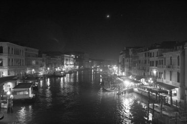 Venedik, İtalya, 28 Ocak 2020. Rialto Köprüsü 'nden görülen Büyük Kanal' ın siyah-beyaz gece görüntüsü.