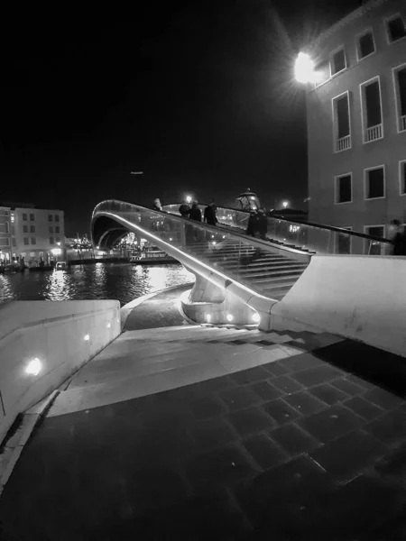 2020年1月28日 意大利威尼斯 宪法桥 Ponte Della Costituzione 的黑白夜景 — 图库照片