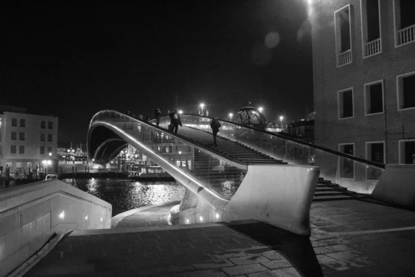 Benátky Itálie Ledna 2020 Evokativní Černobílý Noční Obraz Ústavního Mostu — Stock fotografie