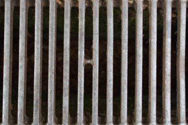 Yeraltı dikey demir ızgarasının anımsatıcı doku görüntüsü 