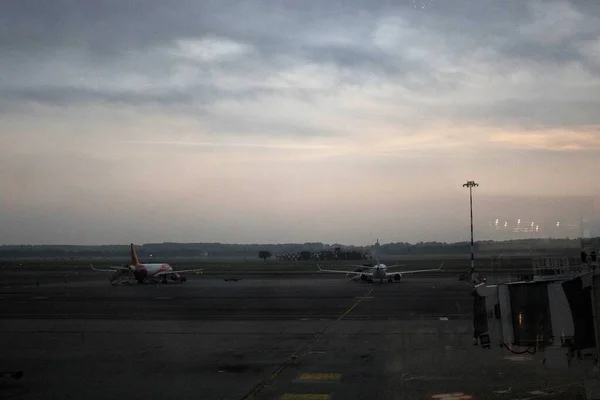 Egy Repülőgépet Idéző Kép Utasokat Váró Repülőtér Pihenőterületén — Stock Fotó