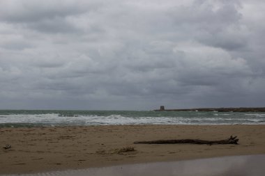 Arka planda görülme, dalgalı deniz ve kötü hava